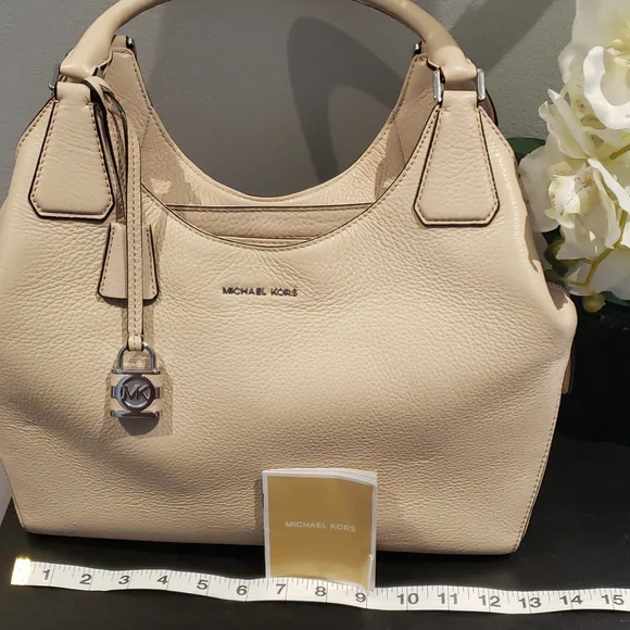 ❣️💫MARK DOWN 💫❣️Michael Kors cream Bag - Picture 9 of 13
